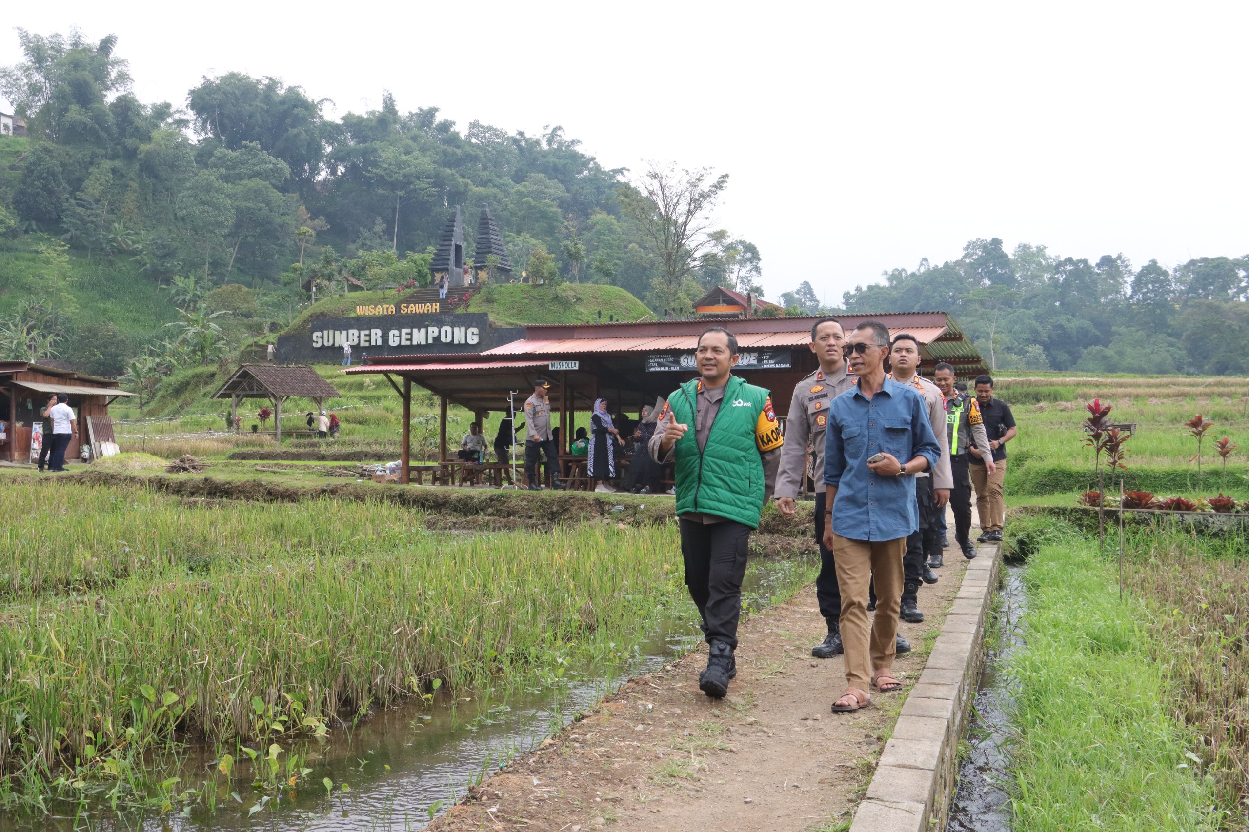 Kapolres Mojokerto Turun Langsung Jaga Wisata Trawas, Pastikan Libur Lebaran Aman dan Nyaman