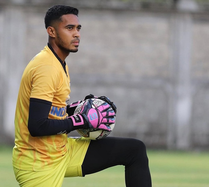 Persebaya Resmi Rekrut Kiper Berpengalaman Rendy Oscario Sroyer