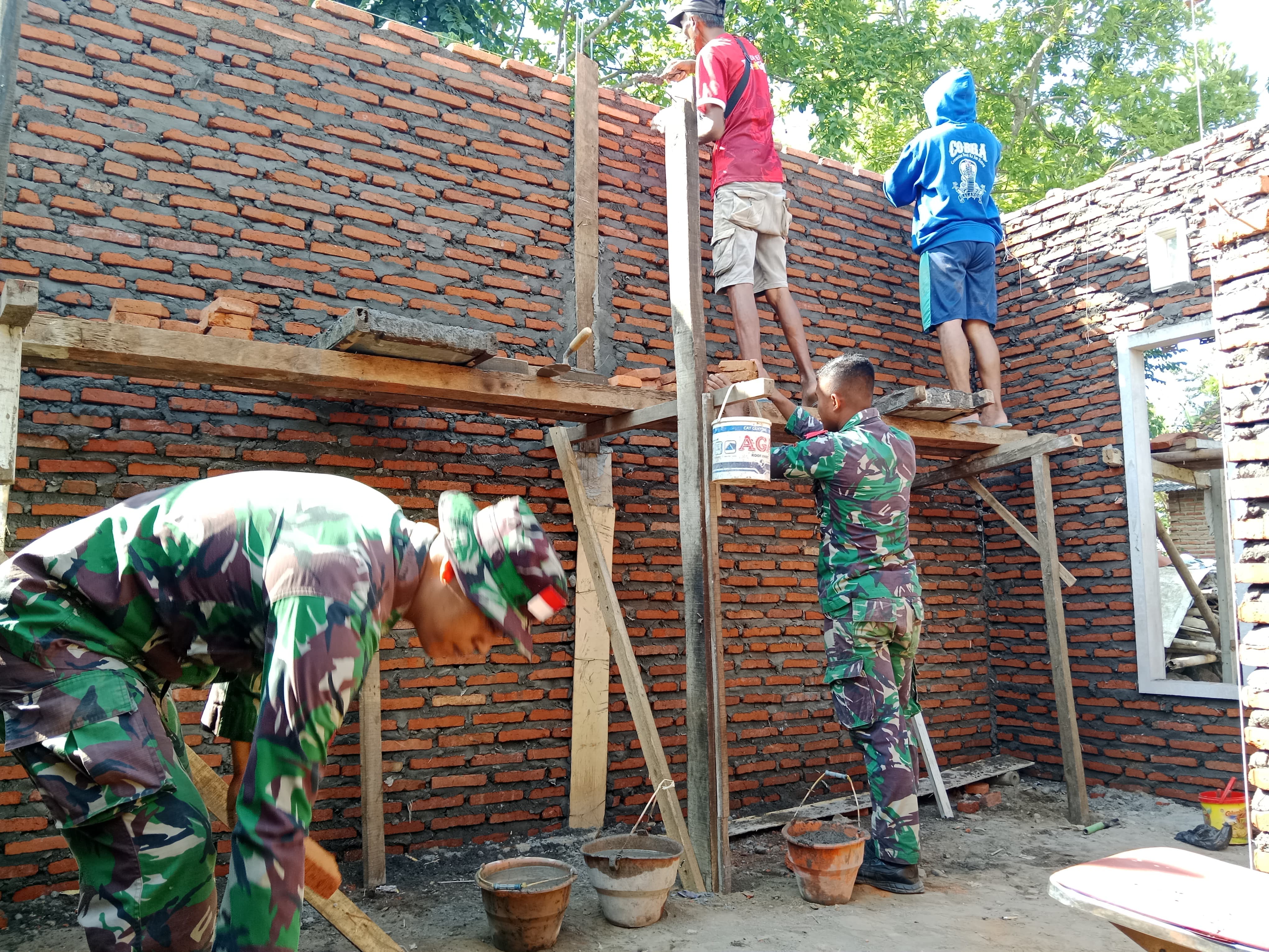 Semangat Satgas TMMD: Dinding Rumah Lapuk Tukang Becak di Kalisat Mulai Kokoh Berkat Uluran Tangan TNI