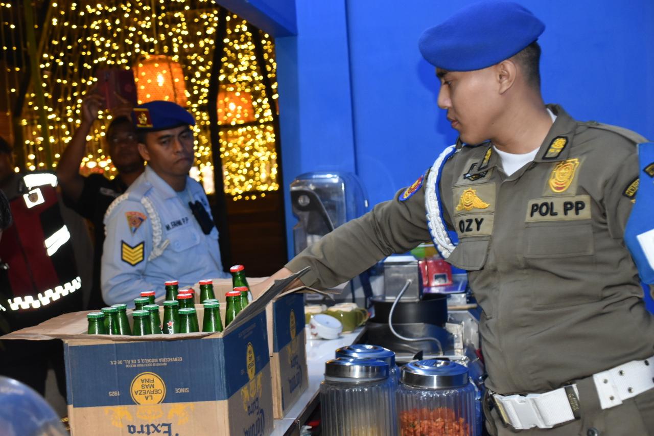 Satpol PP Kota Surabaya Temukan Dua Restoran Jual Miras Saat Ramadan, Amankan 76 Botol