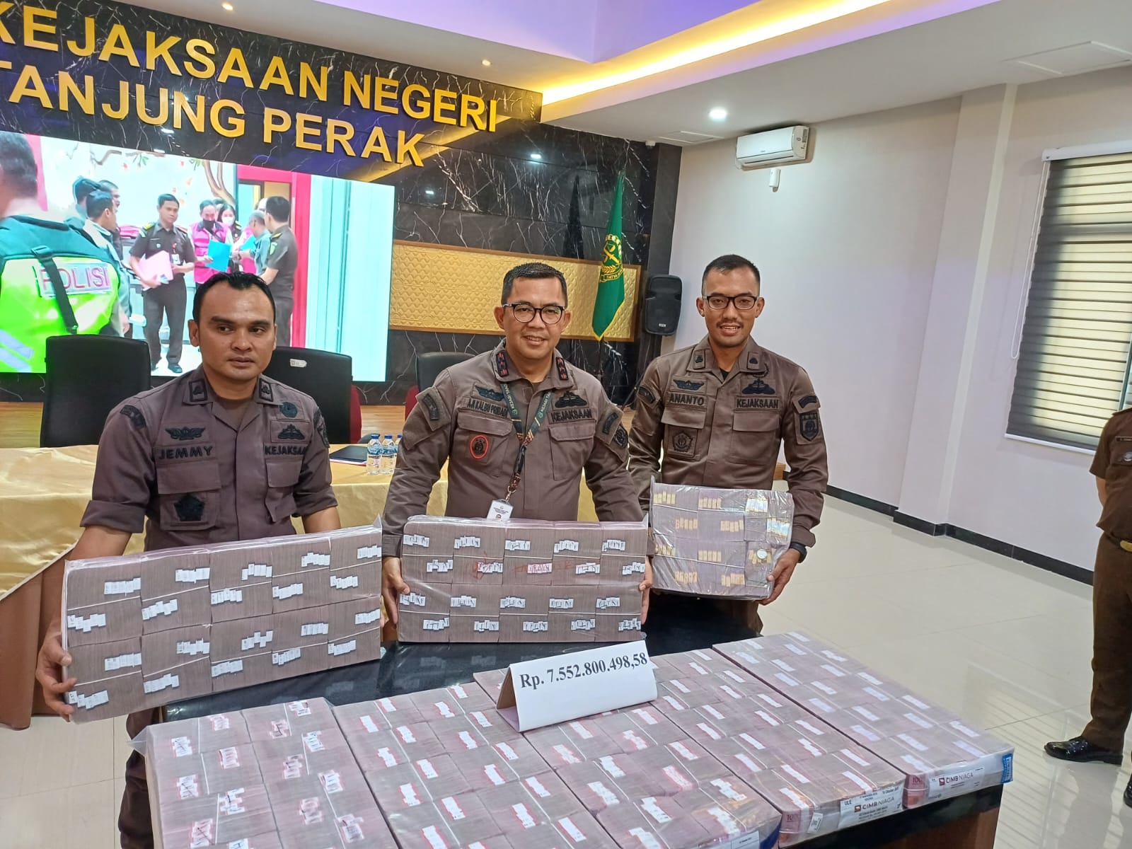 Komisaris dan Dirut PT SEP Tersangka Kredit Macet Bank Jatim 7,5 Miliar Kembalikan Uang ke Kejari Perak