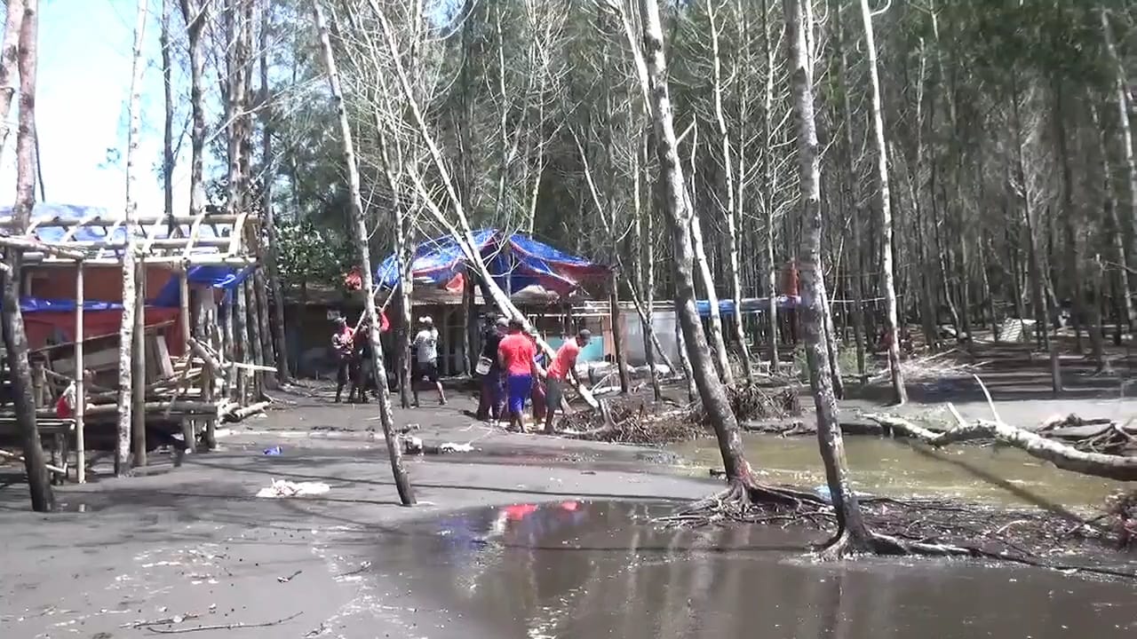 Puluhan Warung Porak-poranda Disapu Banjir Rob Pantai Cemara Jember