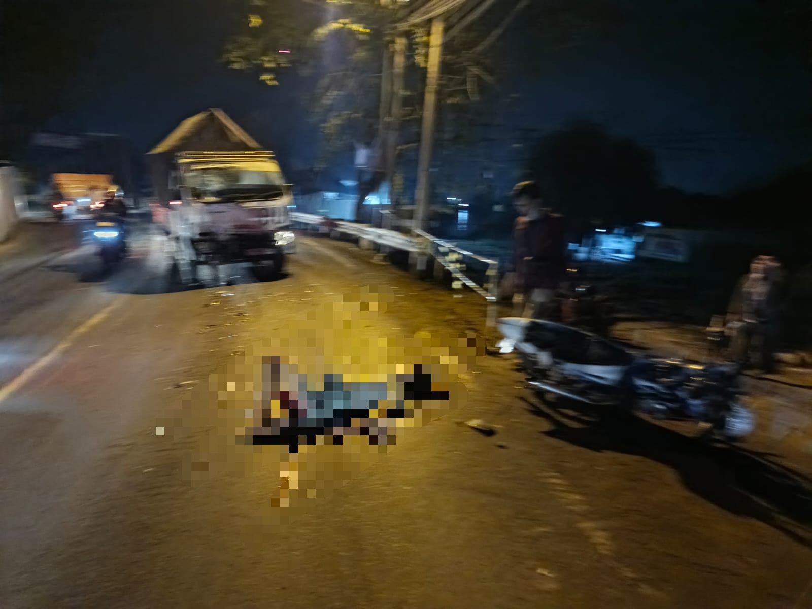 Adu Banteng Satria Vs Pikap di Jembatan Manyar Gresik, Pengendara Motor Luka Berat