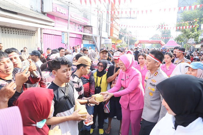 Kapolres Kediri Kota bersama Bhayangkari dan Wali Kota Ramaikan Gerakan Pangan Murah di CFD Doho