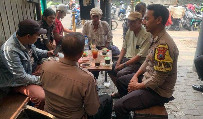 Jaga Kamtibmas, Polsek Semampir Ajak Warga Cangkrukan dan Beri Penyuluhan di Warkop