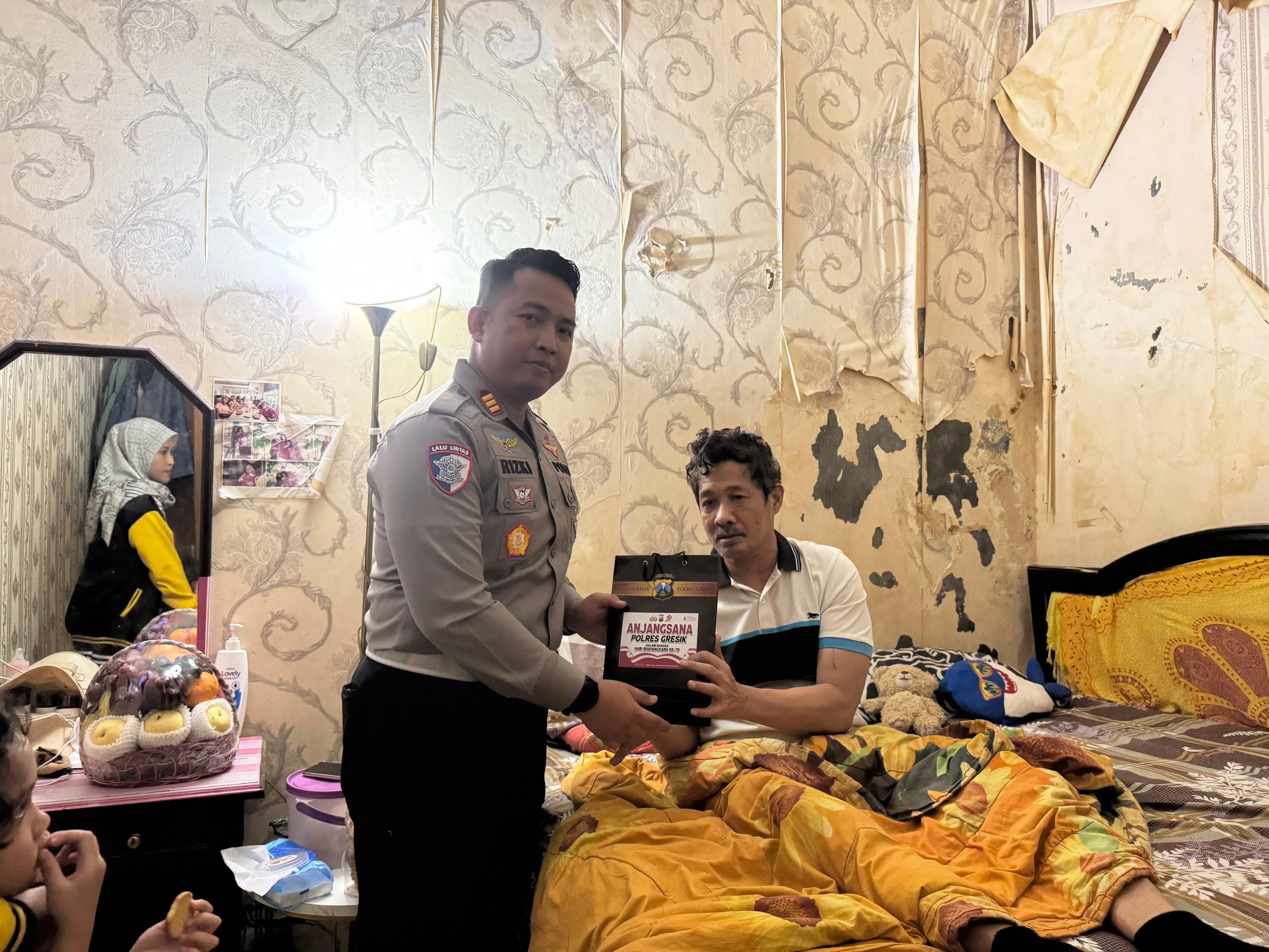 Polres Gresik Peduli, Anjangsana ke Anggota yang Sakit dalam Rangka Hari Bhayangkara Ke-79