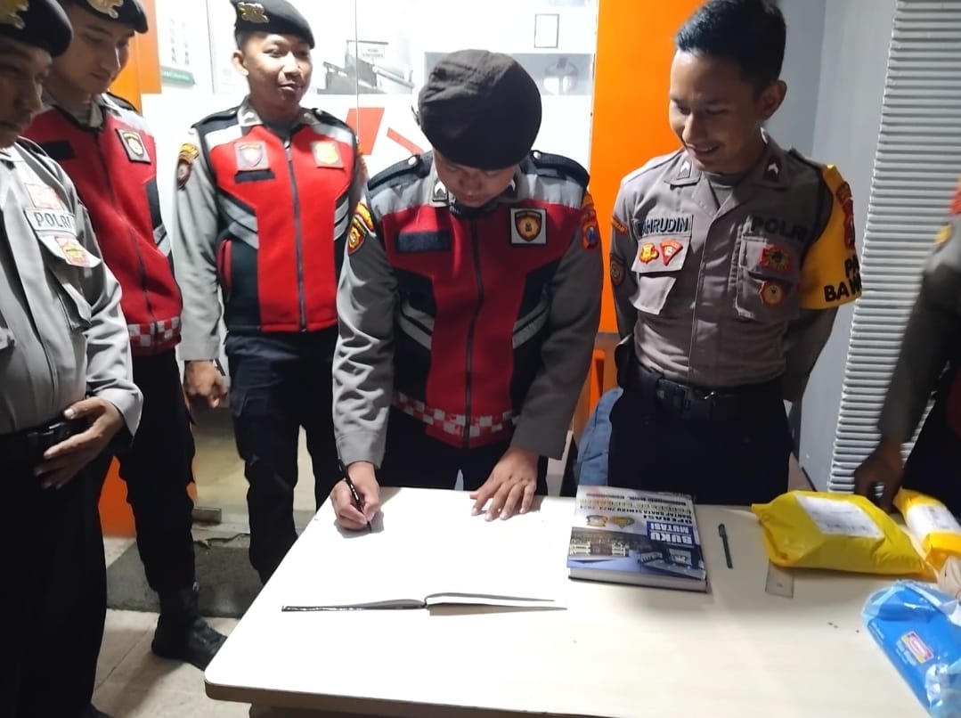 Satsamapta Polresta Sidoarjo Siaga Malam Minggu di Bawaslu