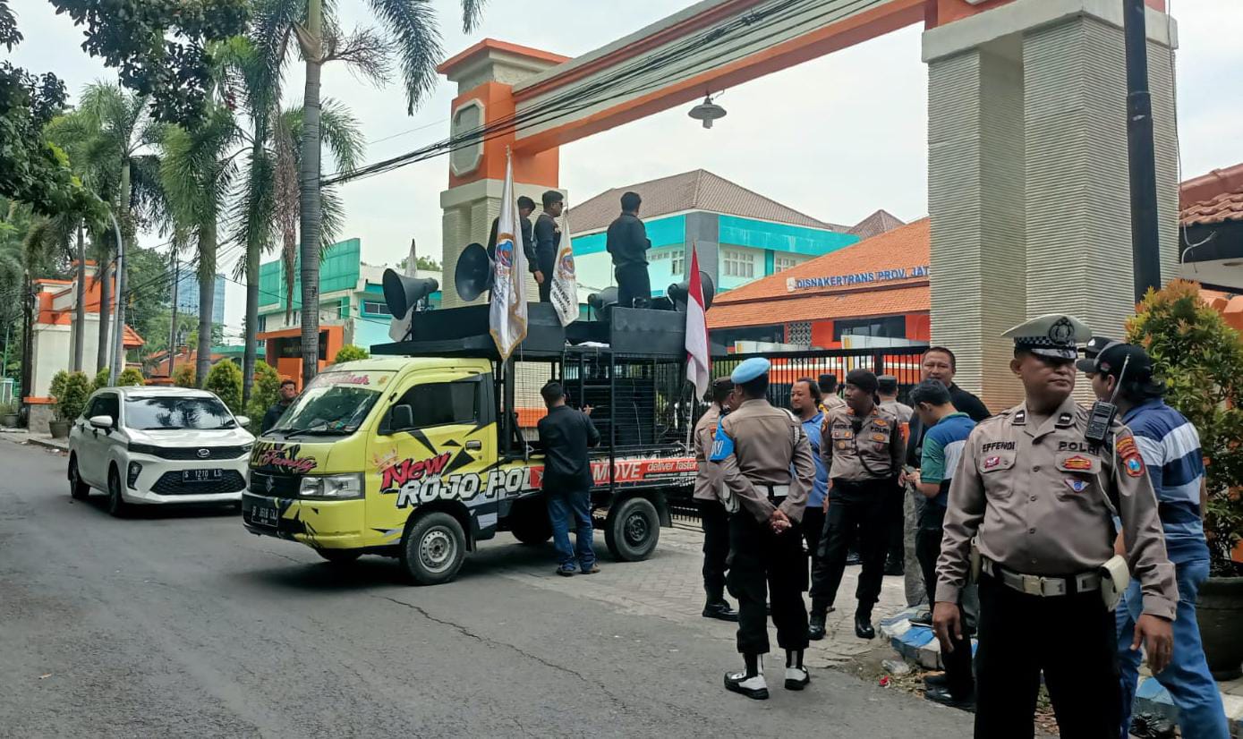 Polsek Gayungan Kawal Unjuk Rasa AMI Jatim di Disnakertrans