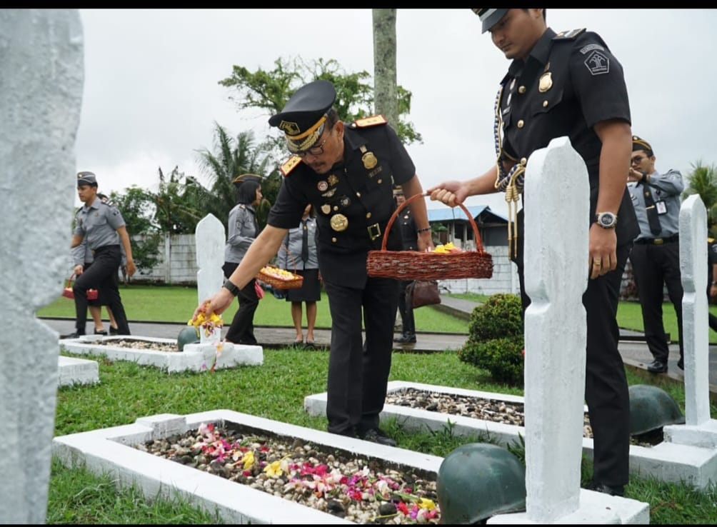 Ziarah dan Tabur Bunga di TMP Kapaha Ambon Menyongsong Hari Pengayoman ke-79