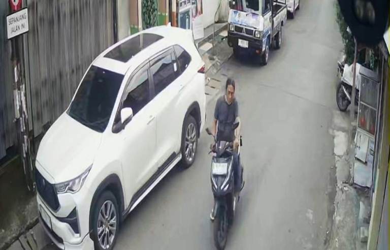 Motor Warga Kedung Baruk Surabaya Raib Digondol Paman, Aksi Terekam CCTV