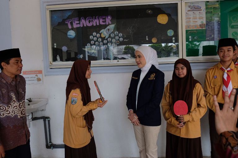 Lita Machfud Arifin Serahkan Bantuan Sarana Olahraga ke SMA Amanatul Ummah Siwalankerto Surabaya