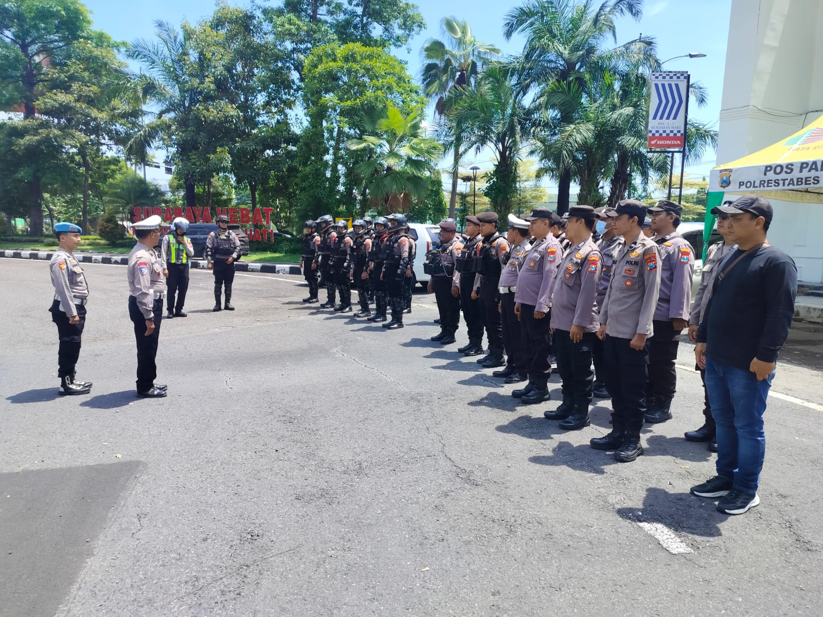 Polsek Gayungan Kawal Aksi Sopir di Bundaran Waru