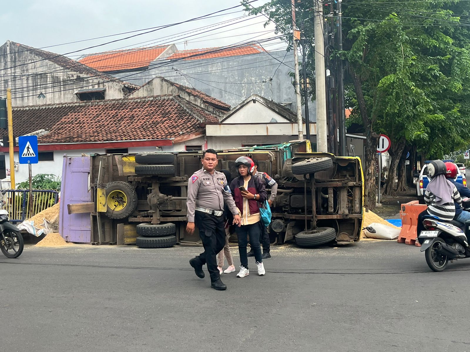 Kelebihan Muatan, Truk Terguling di Perempatan Brak Kota Probolinggo