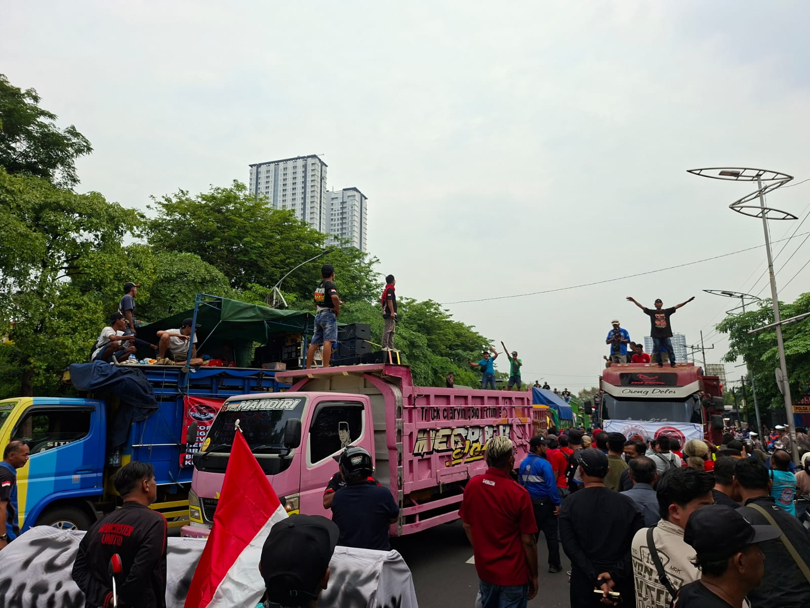 Gelar Orasi di Depan Polda Jatim, Ribuan Sopir Truk Sempat Tutup Akses Keluar Masuk