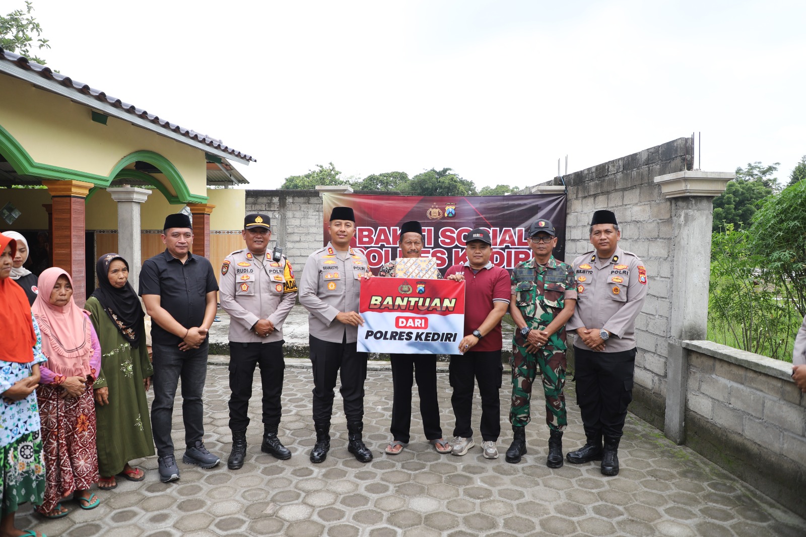 Warga Blaru Sambut Hangat Bantuan Pompa Air dan Sumur Bor dari Polres Kediri