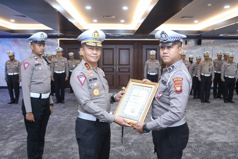 Viral Aksi Heroik Bripda Novandro Ganjal Bus Pakai Motornya, Diganjar Penghargaan Kakorlantas Polri