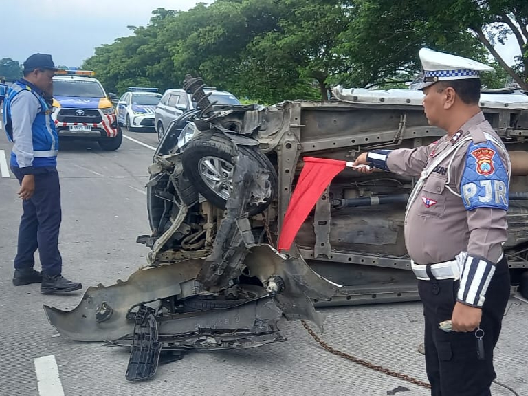 Diduga Mengantuk, Avanza Tabrak Truk di Tol Gempol-Pasuruan