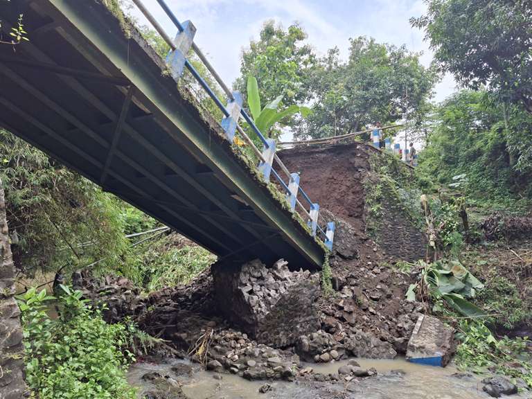 Jembatan Penghubung Antarkecamatan di Pasuruan Terputus