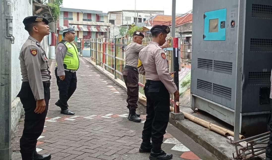 Antisipasi Banjir, Polsek Simokerto Lakukan Deteksi Dini Saat Hujan Deras Mengguyur Surabaya