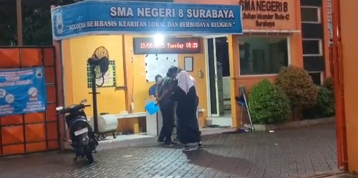Wali Murid Datang Subuh Demi Raih PIN   