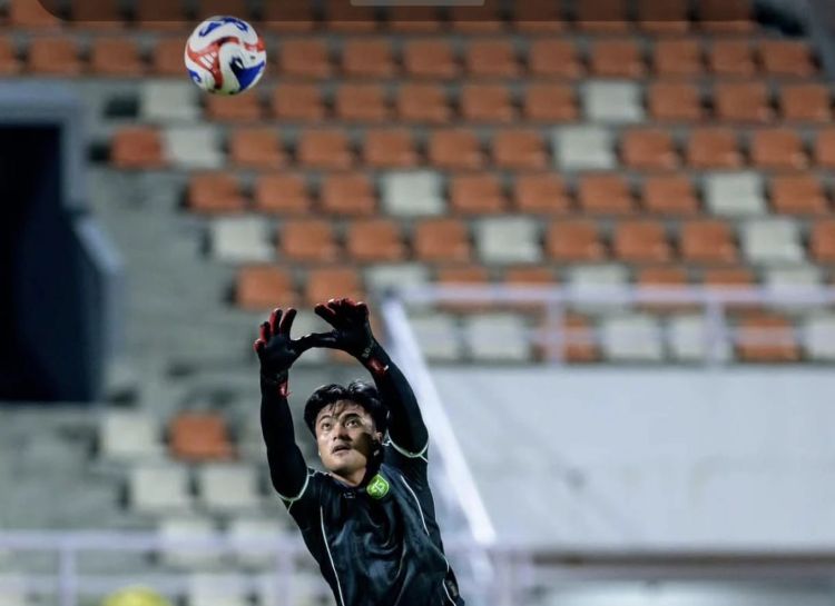 Kiper Persebaya Surabaya Ernando Ari Siap Bendung Ketajaman Lini Serang Borneo FC
