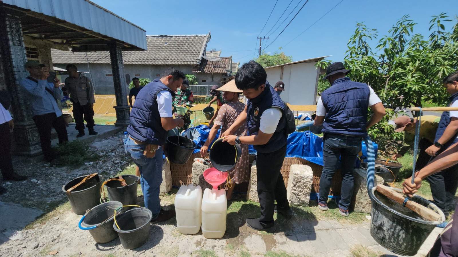 Satreskrim Polres Bojonegoro Distribusikan Air Bersih untuk Warga Desa Purwoasri