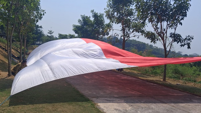 Pengibaran Bendera Raksasa 15 Meter Meriahkan HUT Ke-81 RI di Gresik