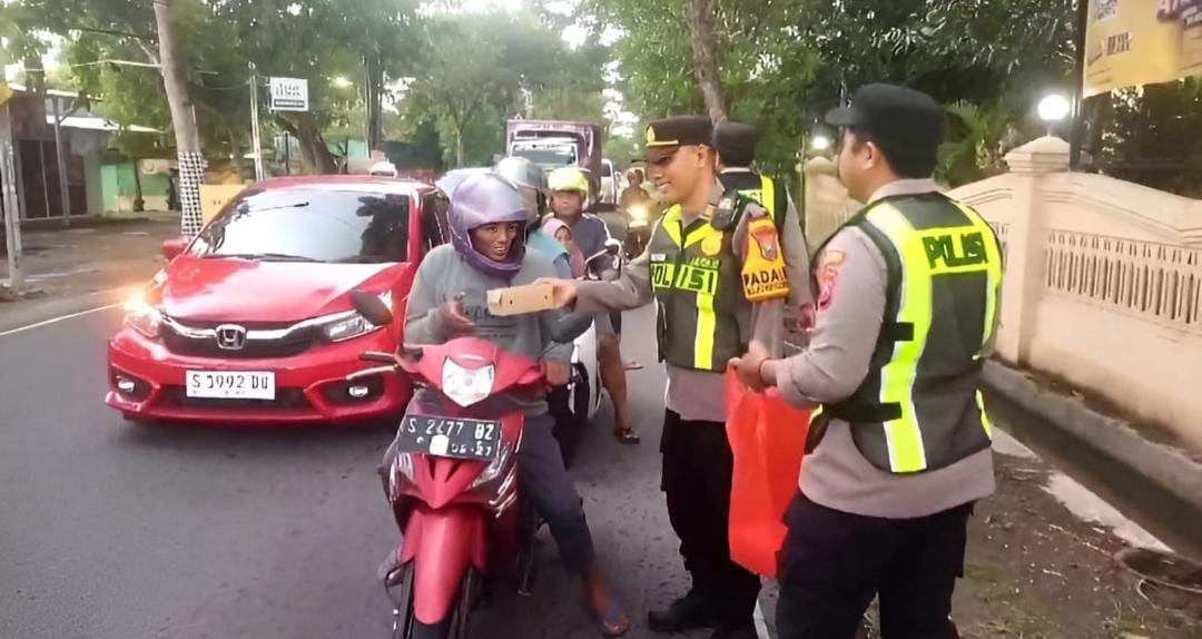 Jelang Buka Puasa, Kapolsek Bojonegoro Kota Pimpin Pembagian Takjil kepada Pengendara