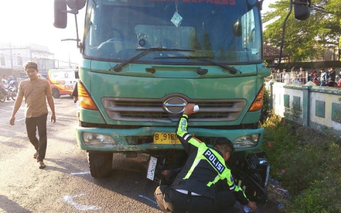 Truk Boks Tabrak 3 Motor dan Pejalan Kaki di Jogoroto Jombang, Akibatkan  2 Tewas dan 6 Luka