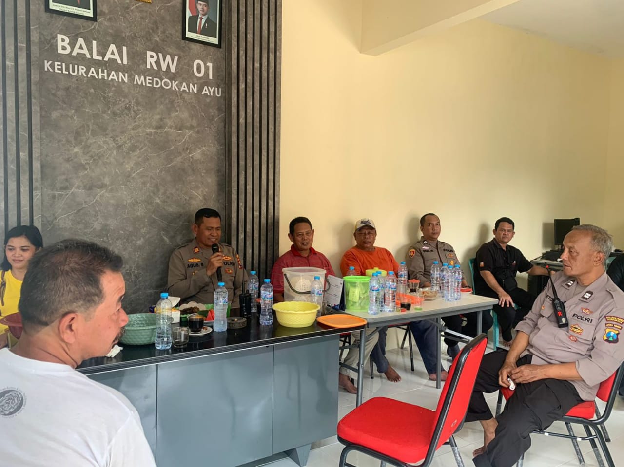 Cangkruk Kamtibmas Polsek Rungkut Ajak Warga Medokan Ayu Waspada dan Manfaatkan Layanan Darurat 110