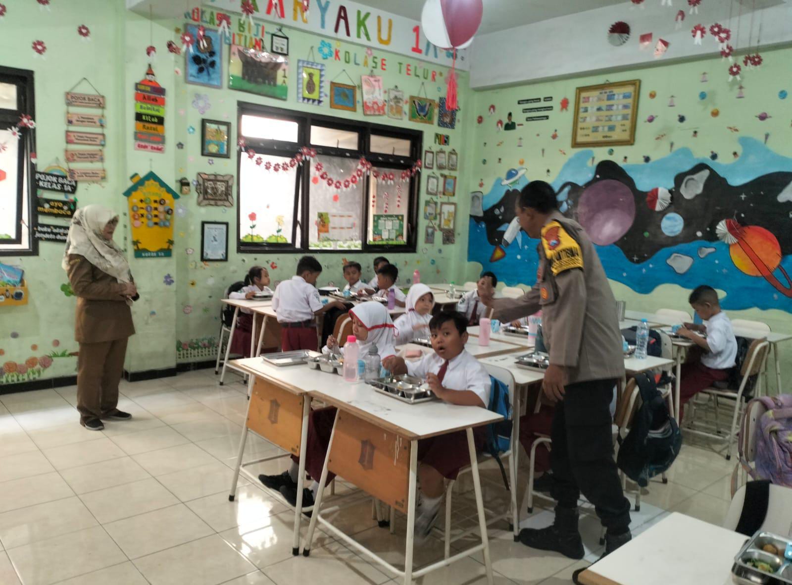 Polsek Benowo Distribusikan 526 Kotak Makanan Bergizi Gratis di SDN 1 Kandangan