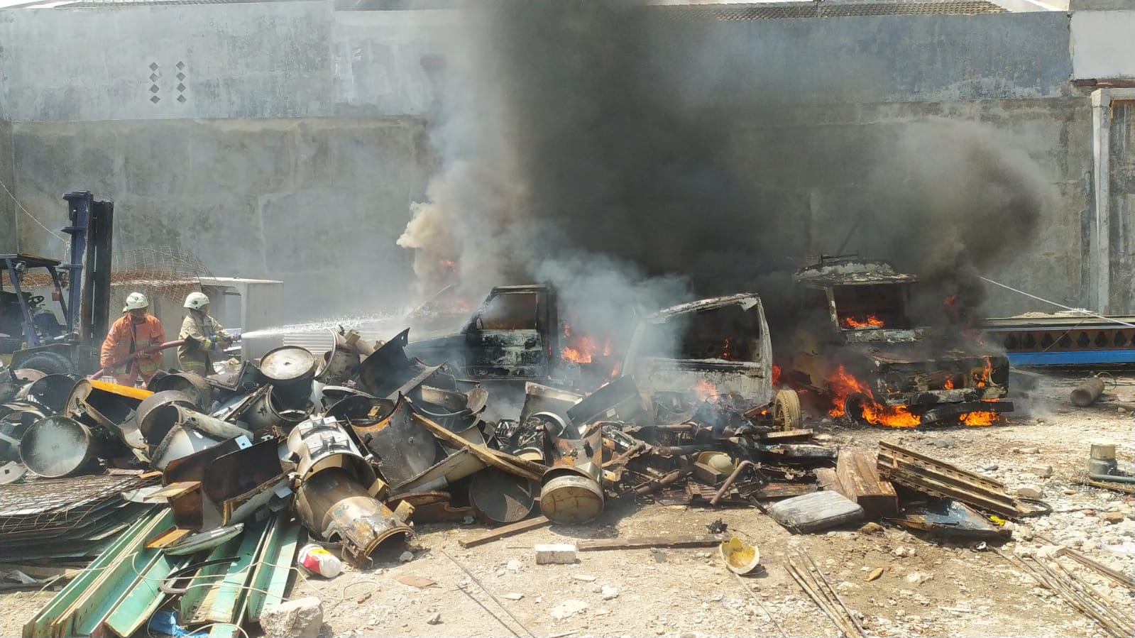 Gudang Besi Tua Wonosari Lor Dilalap Api, Empat Mobil Hangus