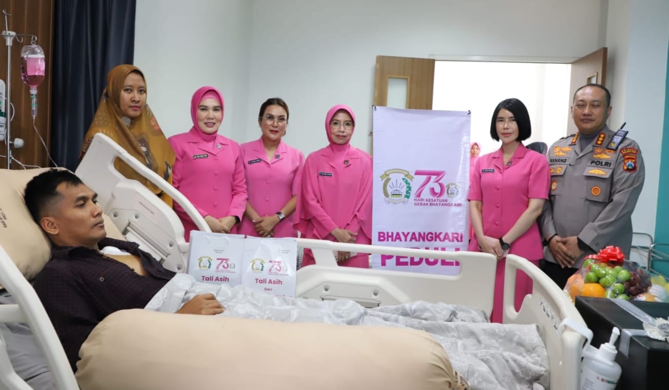 Bhayangkari Jatim dan Kota Malang Jenguk Anggota Korban Demo