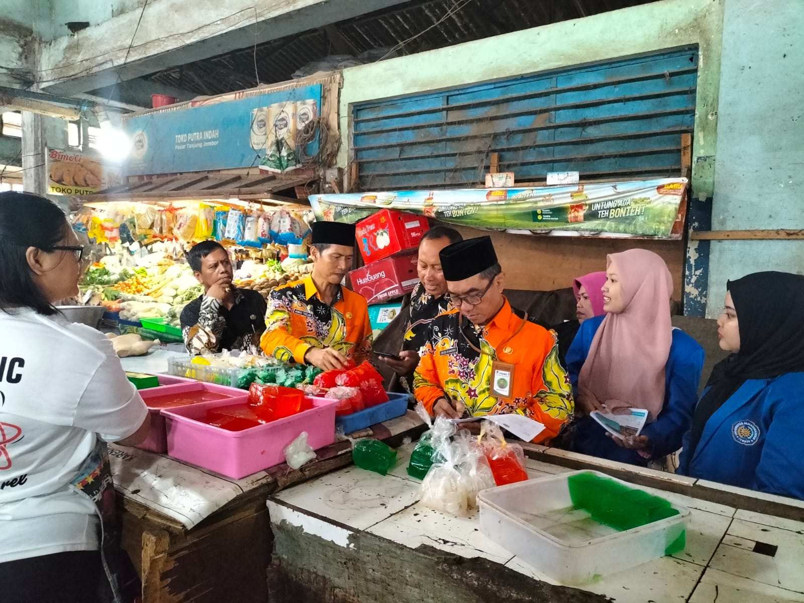 Kemenag Jember Gandeng Dinas Koperasi Kampanyekan Sihalal di Pasar Tanjung