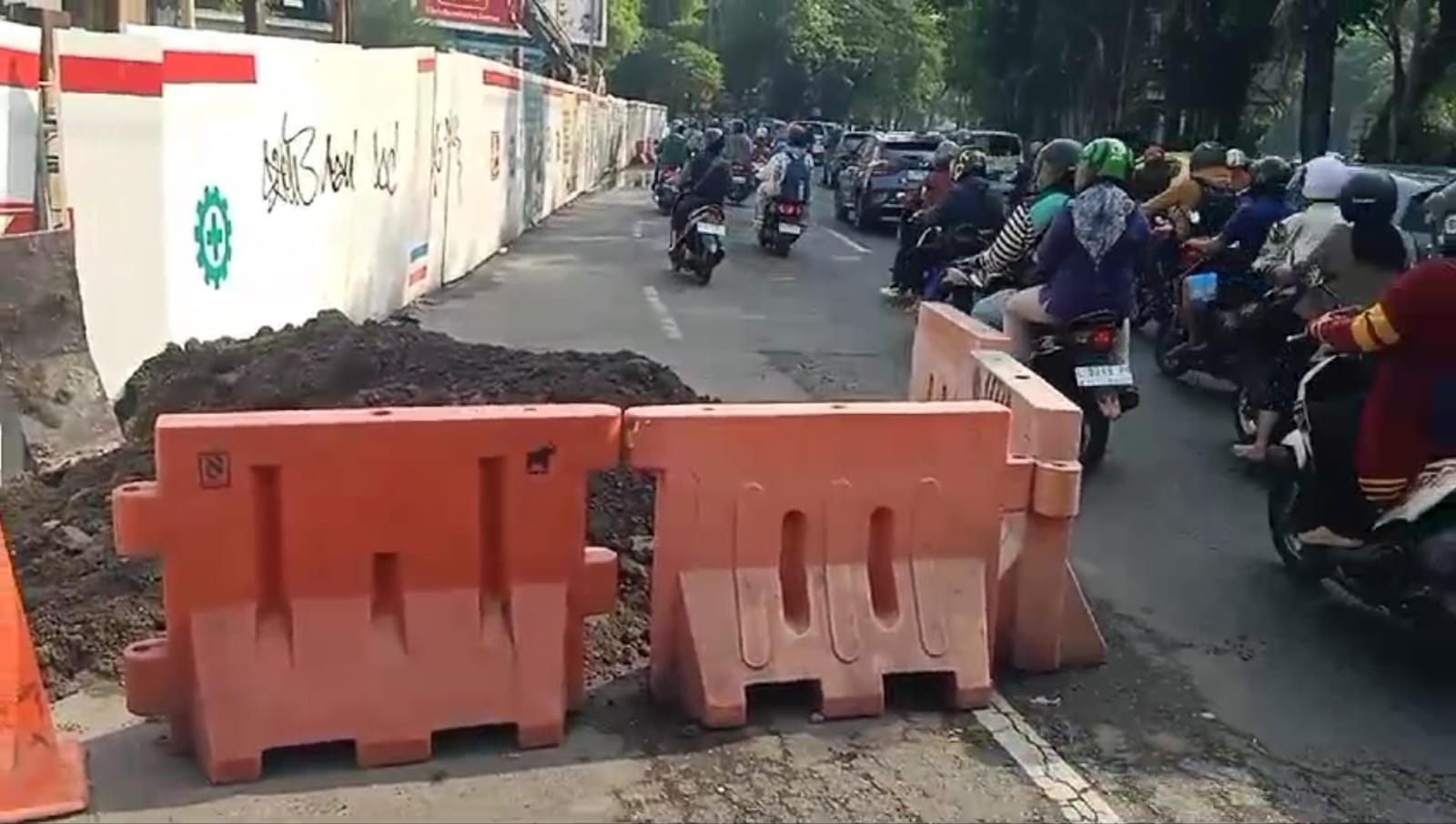 Usai Ditinjau PJs Wali Kota Surabaya, Proyek Terowongan Pejalan Kaki Jalan Wonokromo Ambles