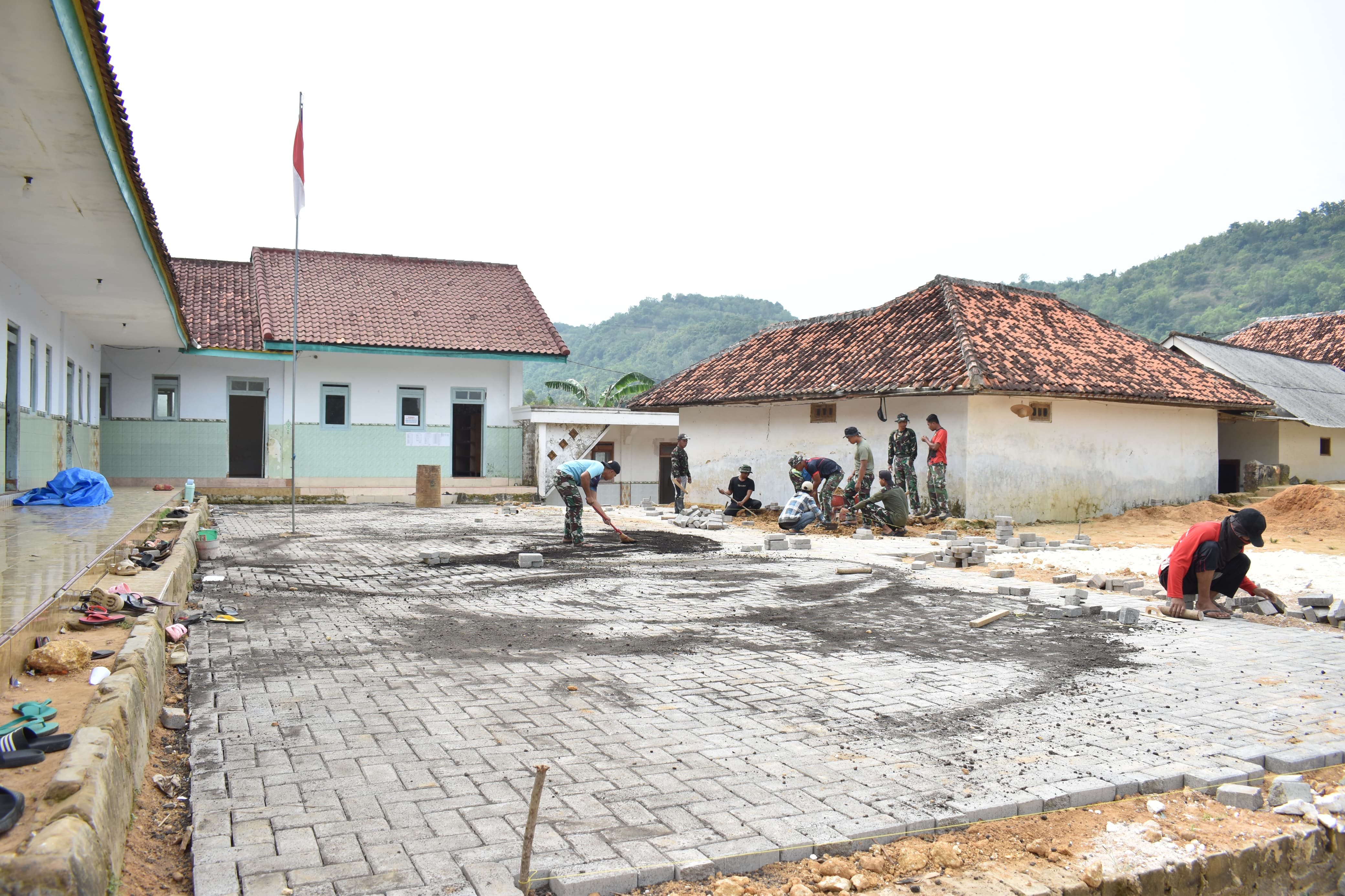 Pemasangan Paving Blok TMMD 127 di Yayasan Miftahul Ulum Capai 50 Persen