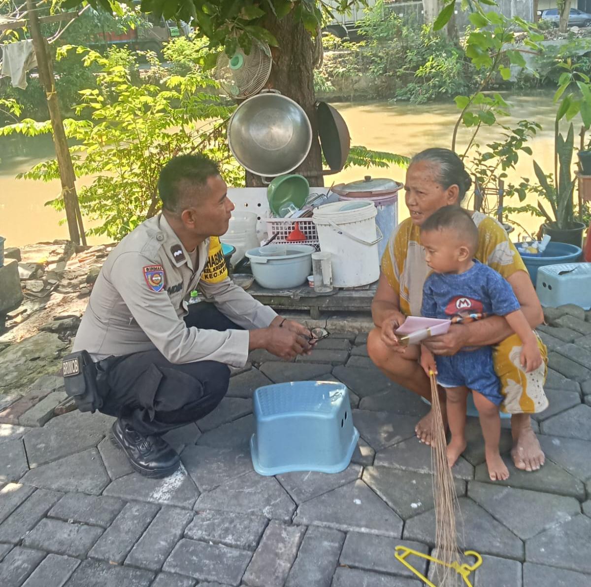 Dukung Program Prioritas Kapolri, Bhabinkamtibmas Polsek Bubutan Sambangi Warga