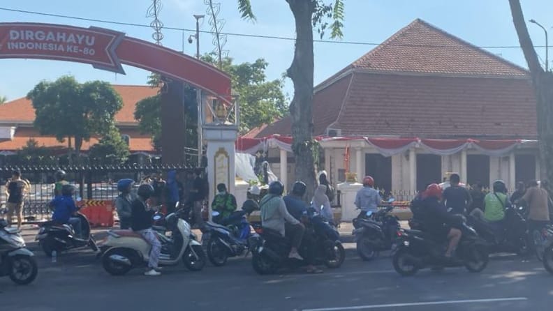 Bekas Kerusuhan Demo di Grahadi Ramai Jadi Tontonan Warga