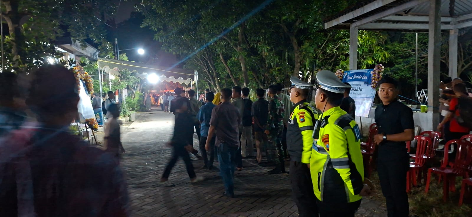 Wujud Sinergitas dan Pelayanan Humanis, Polsek Krian Kawal Pemakaman Anggota TNI