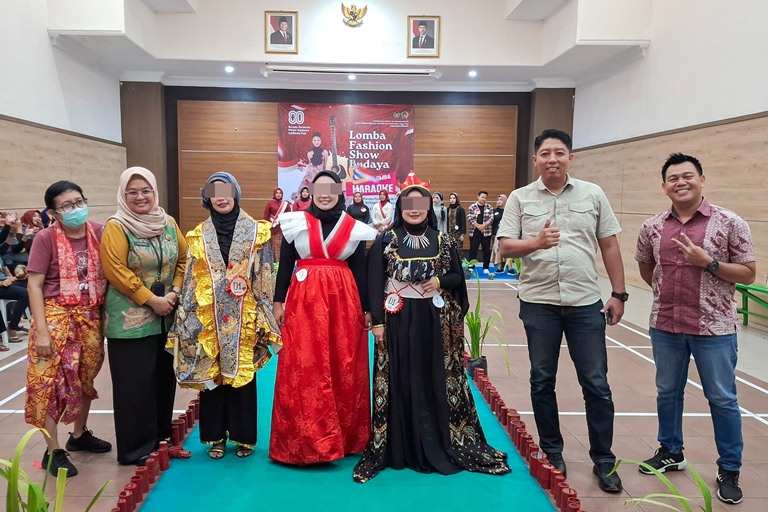 Semarak Kemerdekaan RI di Balik Jeruji, WBP dan Pegawai Lapas Kediri Fashion Show Budaya