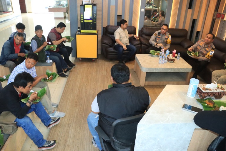 Ngopi dan Santap Nasi Krawu, Kapolres Gresik Pererat Sinergi dengan Awak Media