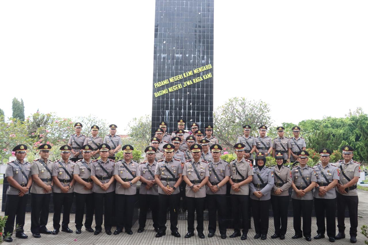 Kapolresta Banyuwangi Pimpin Ziarah Rombongan di TMP Wisma Raga Satria
