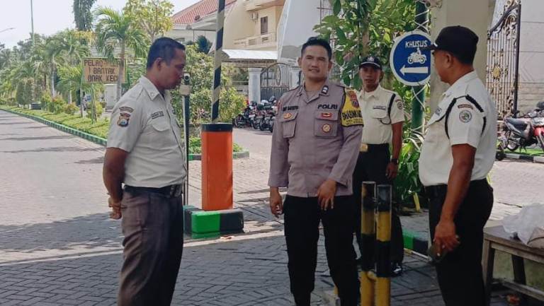 Bhabinkamtibmas Polsek Sukomanunggal Sambang Satpam Perumahan Wilayah Tanjungsari