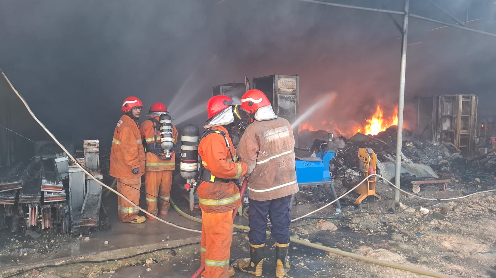 Kebakaran Ludeskan Gudang PT Hailiang Nova di KEK JIIPE Gresik 