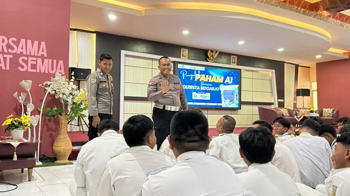 Polresta Sidoarjo Edukasi Dasar AI kepada Siswa SMAN 2 Sidoarjo