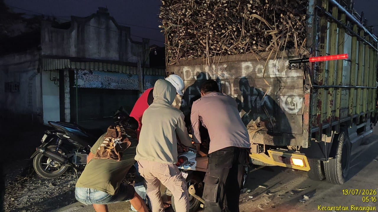 Diduga Ngantuk, Motor Tabrak Truk Tebu Parkir di Binangun Blitar, Pengendara Luka Parah