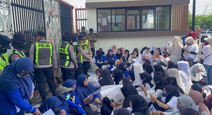 Polwan Bojonegoro Tunjukkan Aksi Humanis Bagikan Air Mineral kepada Massa Unjuk Rasa