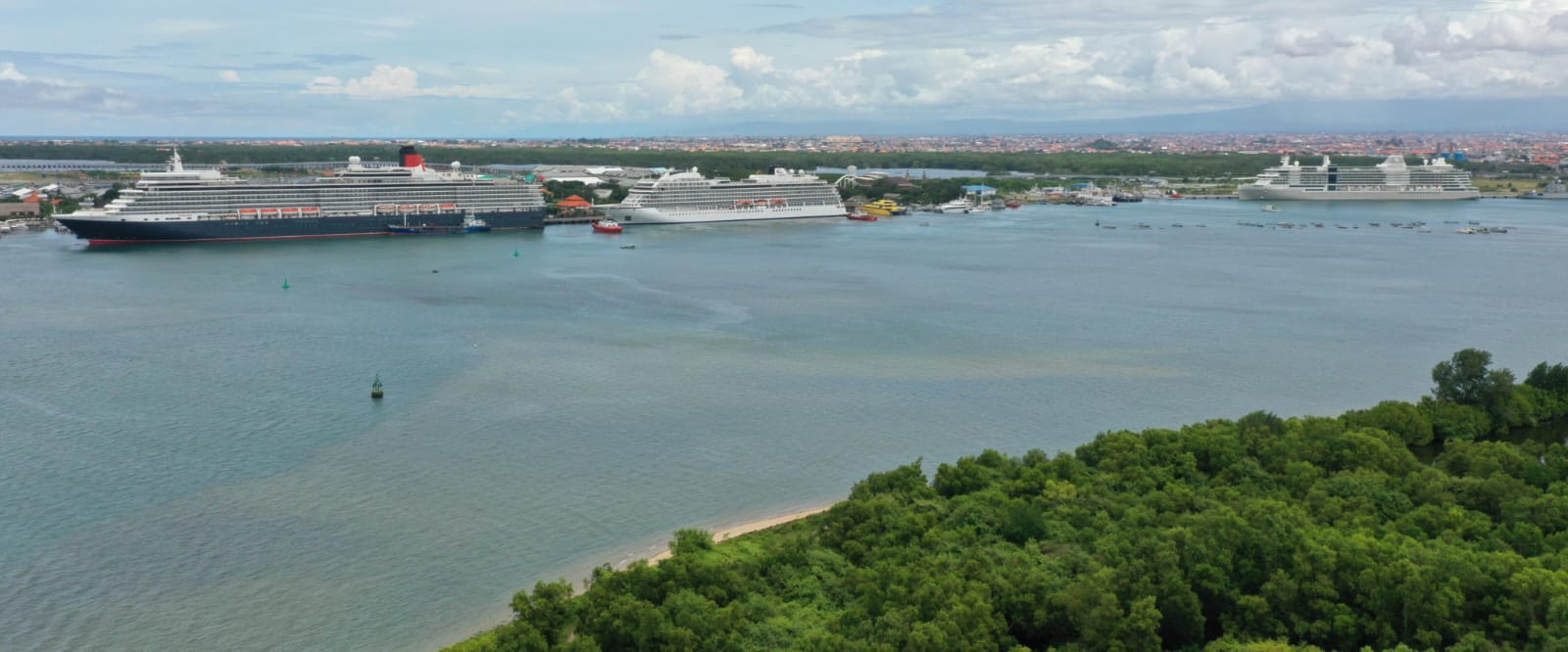 Catat Sejarah, 3 Kapal Pesiar Sandar Bareng di Pelabuhan Benoa 