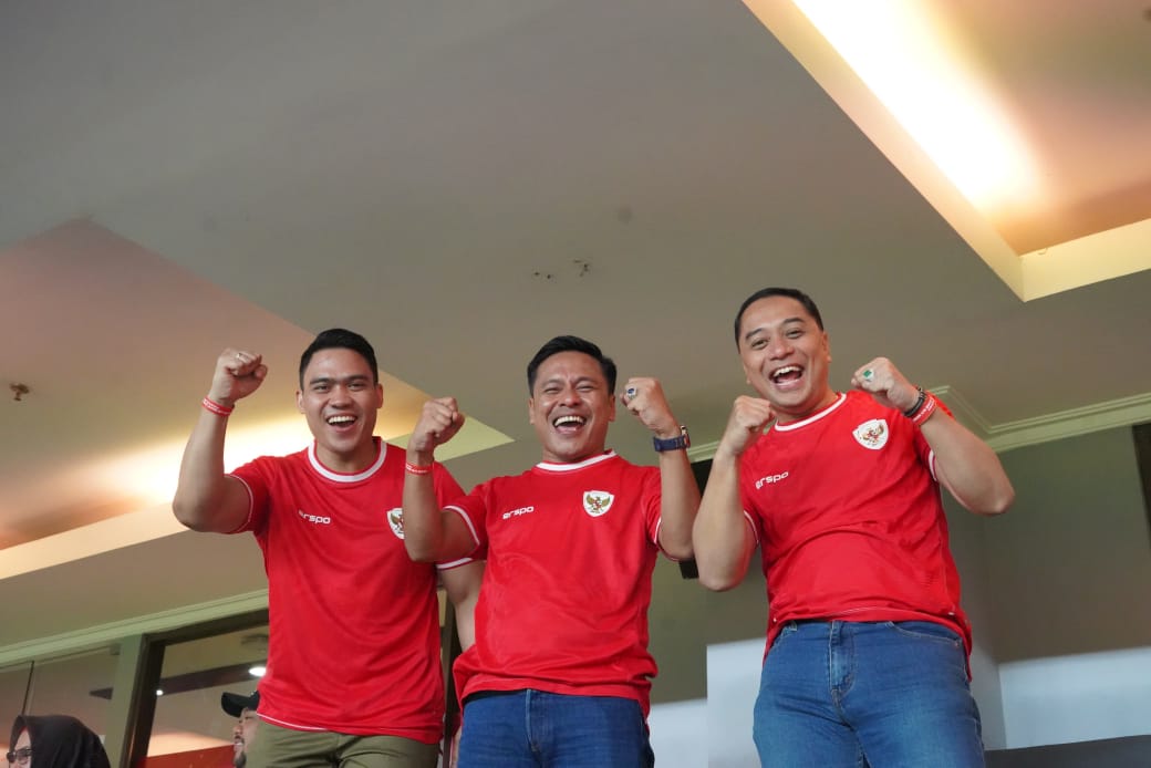Pakai Jersey Merah, Wali Kota Eri Cahyadi Nonton Timnas Bareng Ketua Gerindra dan Golkar Surabaya