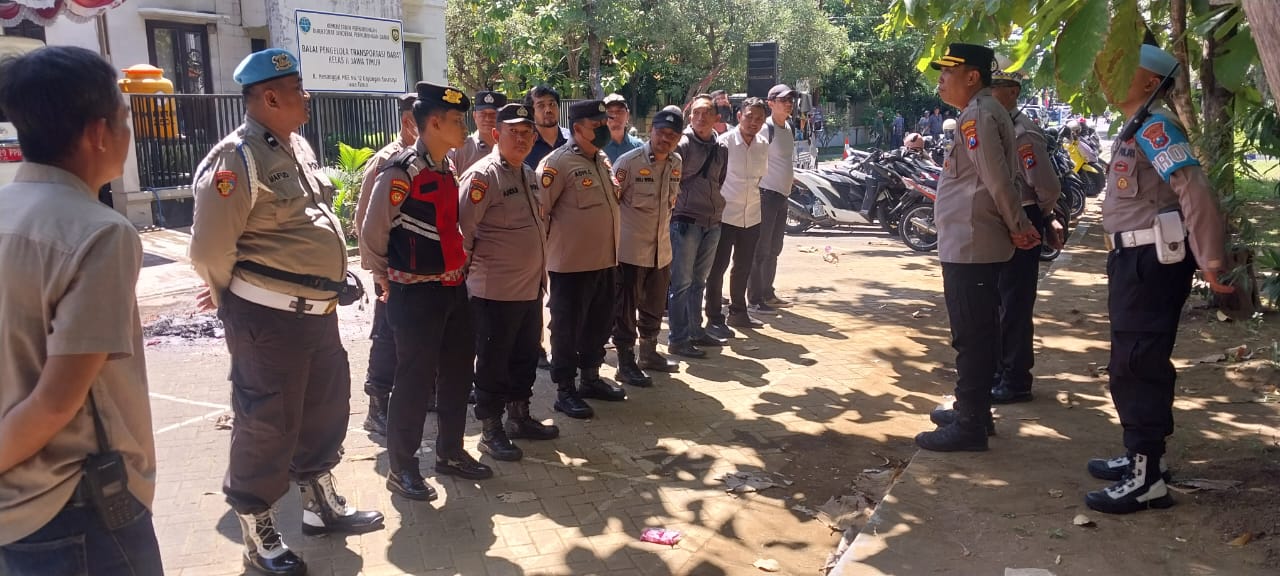 Polsek Gayungan Siagakan Puluhan Personel Kawal Aksi Unjuk Rasa di Kantor BPTD Kelas II Jatim